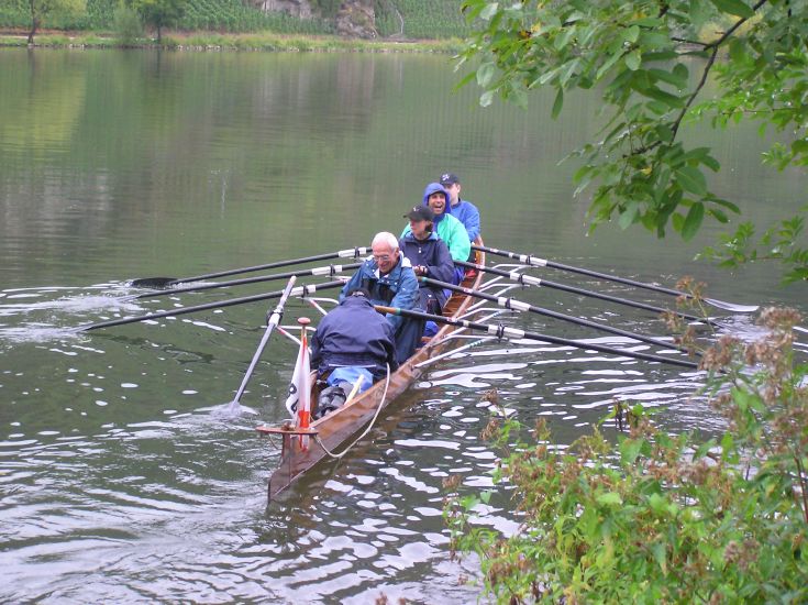 das erste Boot schwimmt