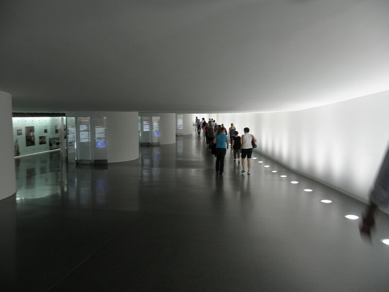 P8302754